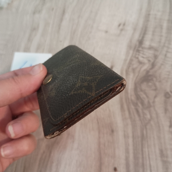 Louis Vuitton Monogram Key Case Holder 4 Key - Picture 3 of 11